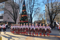 Фолклорен концерт оживи центъра на Добрич (СНИМКИ)