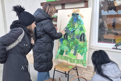 Коледна елха от рециклирани материали грейна в ЦСОП "Д-р Петър Берон" гр. Добрич