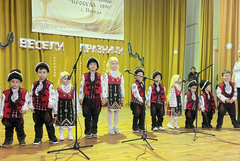 Коледни концерти зарадваха жителите на Царевец и Победа (СНИМКИ)