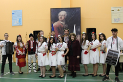 Магията на коледните празници оживя в гимназия „М. В. Ломоносов“