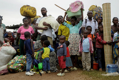 Мирът на Тръмп в Конго се разпадна пред очите му още преди той да е разбрал