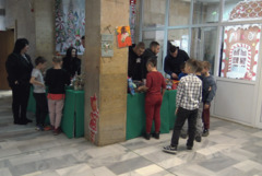 Празничен дух и коледни каузи на СУ „Св. св. Кирил и Методий“ в Добрич (ВИДЕО)