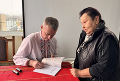 Стоян Варналиев представи сборника си с коледарски песни в село Царевец