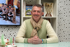 Стоян Варналиев събра две коледарски песни в нов клип (ВИДЕО)