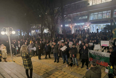 Стотици се събраха на протест в Добрич (СНИМКИ)