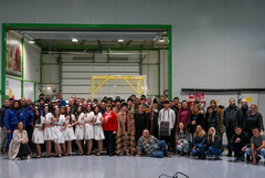 Ученици от гимназия „М. В. Ломоносов“ с коледен поздрав  към фирма „Есетере“