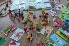 В Крушари наградиха децата, участвали в конкурса за коледна картичка, сурвакница и украса