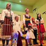 Ловчанци посрещна Коледа с музика, танци и светлини (СНИМКИ)