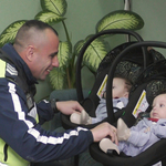 Щастливи родители благодариха на пътния полицай, ескортирал ги с патрулката до Варна (ВИДЕО)