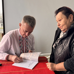 Стоян Варналиев представи сборника си с коледарски песни в село Царевец