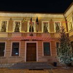 „Светещи завеси“ допълват коледната украса на сградата на Община Добричка