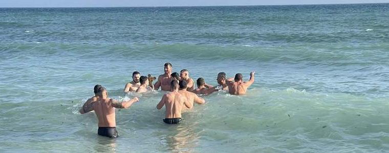 32-годишният Петър Петров хвана кръста в морето край Крапец (ВИДЕО)