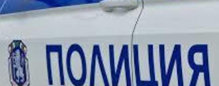 Автомобил излезе извън пътя край Каварна, двама души са пострадали