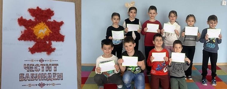 Деца от ДГ „Славейче“ изработиха картички за Бабинден за читалищата в община Добричка