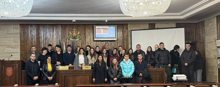 Дванайсетокласници от ЕГ "Гео Милев" се запознаха с работата на Общински съвет - Добрич