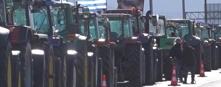 Фермерите в Гърция постепенно отварят пътища, но границите са затворени