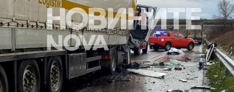 Камион се вряза в чакащи тирове на "Капитан Андреево", шофьорът загина