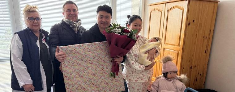 Китайче е първото бебе в Балчик за 2026 година (СНИМКИ)