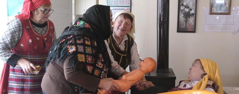 Много шеги и добро настроение на Бабинден в Рилци (ВИДЕО)