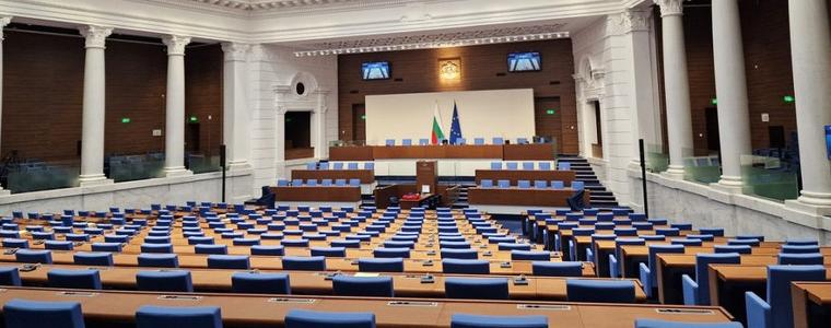 Напрежение в пленарната зала: Прекъснаха заседанието заради промените в ИК