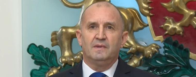 Оставката на президента засилва поляризацията на мненията, но и дава надежди за „надпартиен обединител“