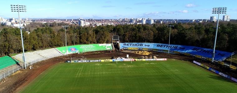 Полагат последните кабели по осветлението на стадион „Дружба“ (ВИДЕО)
