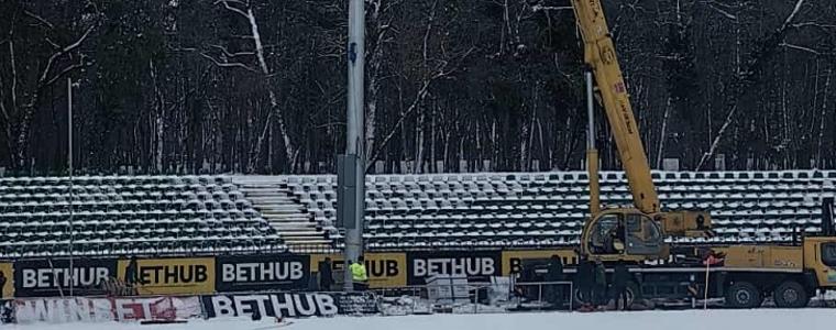 Стадион „Дружба“ ще светне съвсем скоро – вдигнаха пилоните на осветлението (СНИМКИ)