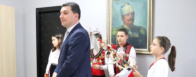 Сурвакари поздравиха общинското ръководство на Генерал Тошево в първия работен ден на 2026 година