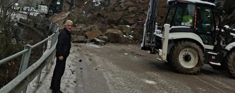 Тежка техника разчиства свлачището по пътя Смолян – Девин, очаква се едното платно да бъде отворено