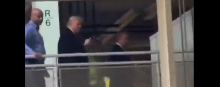 Тръмп бе заснет да показва среден пръст на работник в автомобилен завод (ВИДЕО)