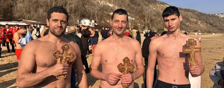 Ученик от Добрич стигна първи до кръста в Албена (СНИМКИ И ВИДЕО)