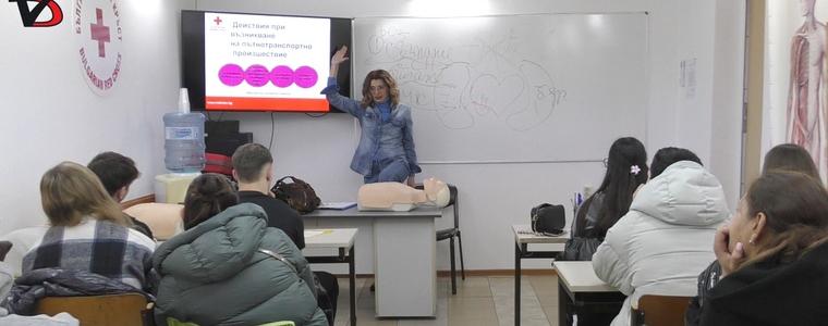 В два дни ще се провежда курсът в БЧК по първа помощ за кандидат-водачи на МПС (ВИДЕО)