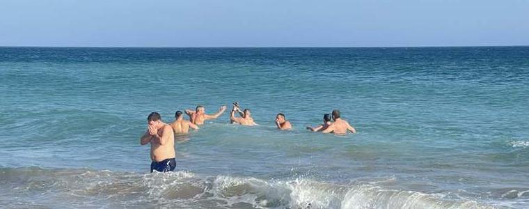 За четвърта поредна година Валентин Сурталов извади кръста от морето край Шабла (ВИДЕО)