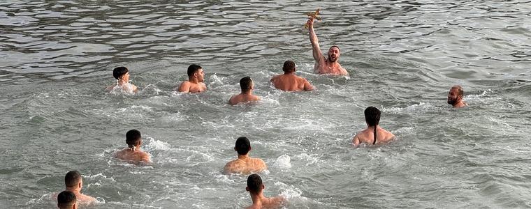 За четвърти път Живко Господинов извади кръста от морето край Балчик (СНИМКИ И ВИДЕО)