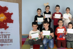 Деца от ДГ „Славейче“ изработиха картички за Бабинден за читалищата в община Добричка