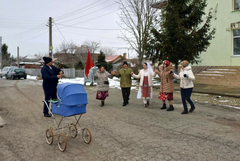 Много настроение на Бабинден в село Златия (СНИМКИ)