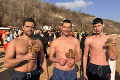 Ученик от Добрич стигна първи до кръста в Албена (СНИМКИ)