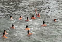 За четвърти път Живко Господинов извади богоявленския кръст от морето край Балчик 