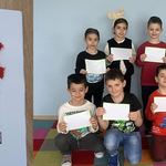 Деца от ДГ „Славейче“ изработиха картички за Бабинден за читалищата в община Добричка