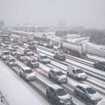 Сняг парализира въздушния, железопътния и автомобилния трафик в Париж и Амстердам