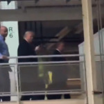 Тръмп бе заснет да показва среден пръст на работник в автомобилен завод (ВИДЕО)