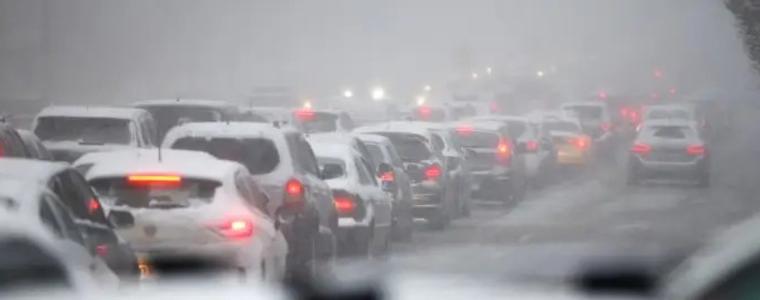 АПИ: 13 области с жълт код за снеговалеж утре, шофьорите да тръгват на път подготвени