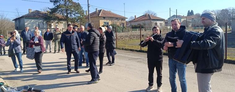 Българи и румънци зарязаха лозите в Кардам