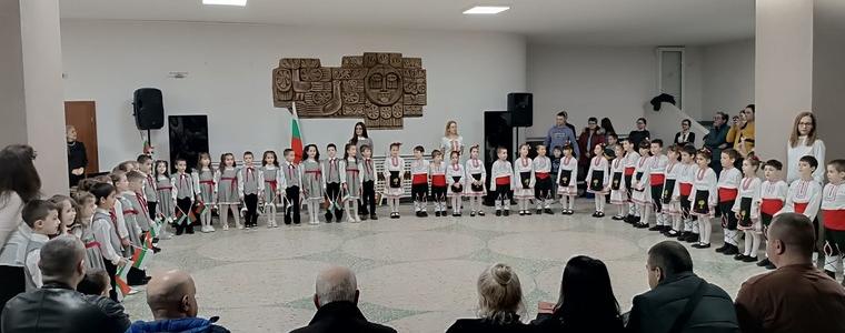 Деца от ДГ №8 „Бодра смяна“ с музикално-поетичен рецитал в Младежки център - Добрич