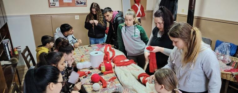 Двуметрова мартеница ще украси фасадата на читалището в Свобода за Баба Марта (ВИДЕО)