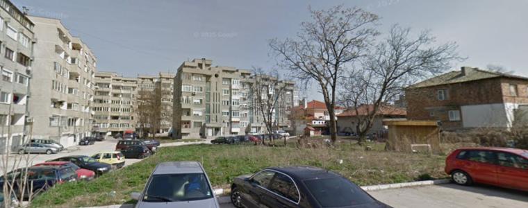 Няма да строят гаражи в градинката зад блока по ул. „Княз Дондуков“ до пазара (СНИМКИ)