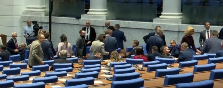 НС започна работа, Божанков плаши, че ще “навре “Възраждане”, където слънце не изгрява”