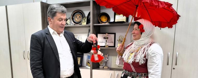 Пенсионери закичиха с мартеници ръководство и служители в Община Каварна