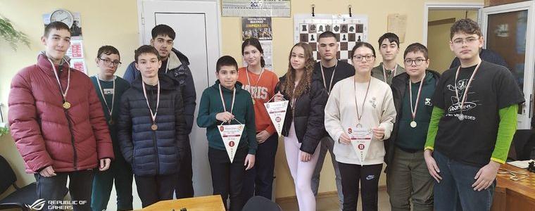 ПМГ „Иван Вазов“ – първи на ученически игри по шахмат от VIII до X клас (СНИМКИ)