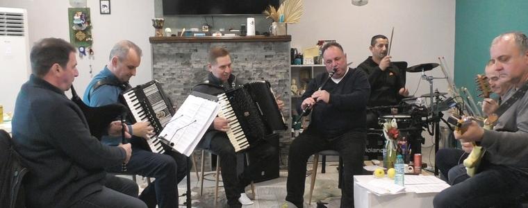 “Приятели Фолк“ и Петър Ралчев с първа съвместна репетиция за юбилейния концерт на оркестъра (ВИДЕО)